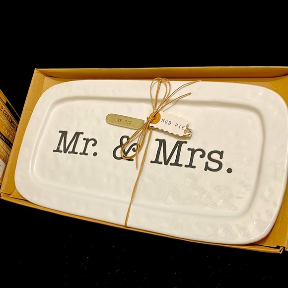 Mr. & Mrs. coffee mug set & matching pie/cake platter - Picture 2 of 9